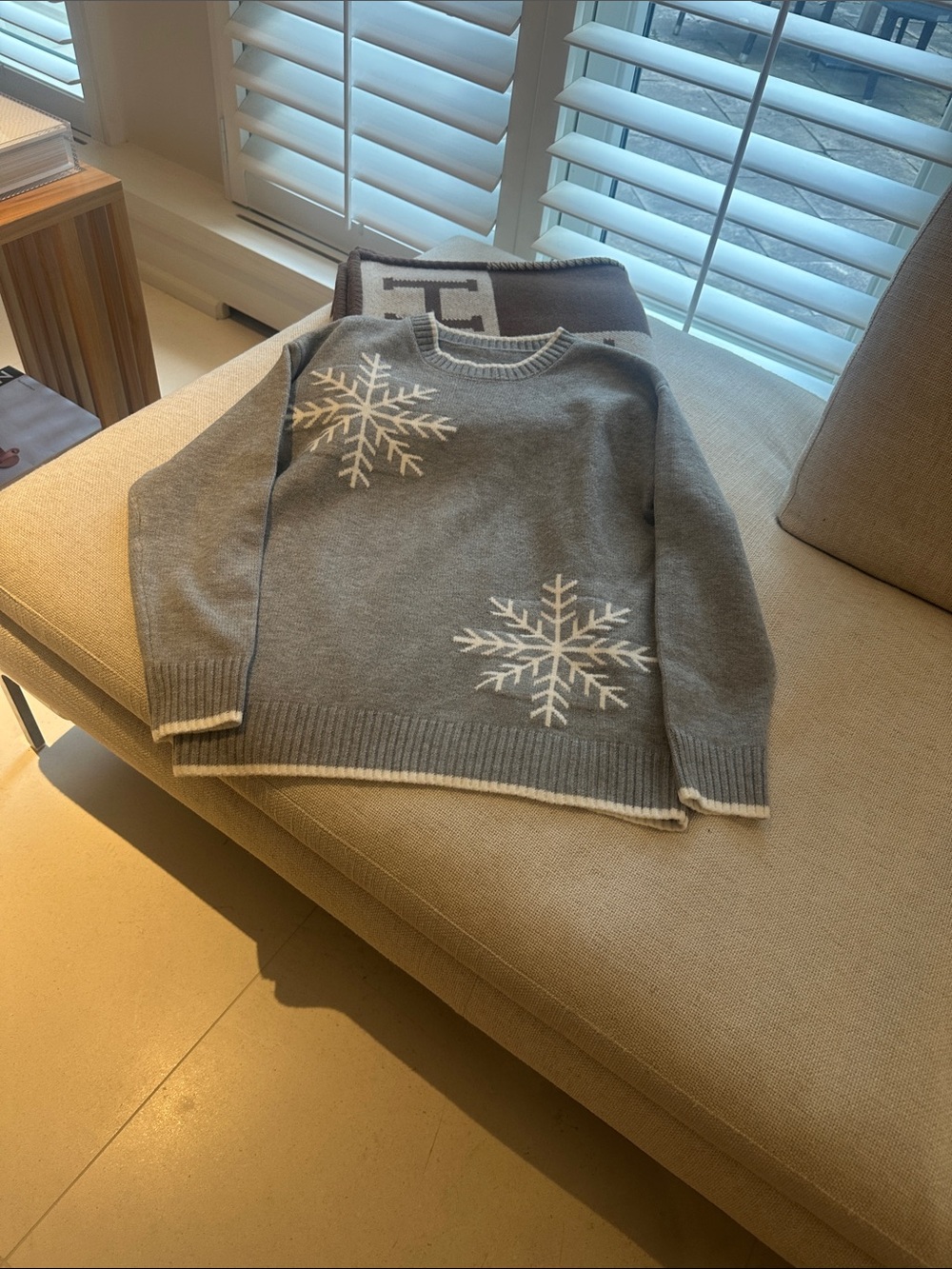 Cozy Grey Snowflake Knit Sweater - Women's Pullover
